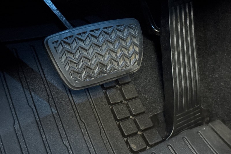 Toyota Camry Vehicle Full-screen Gallery Image 43