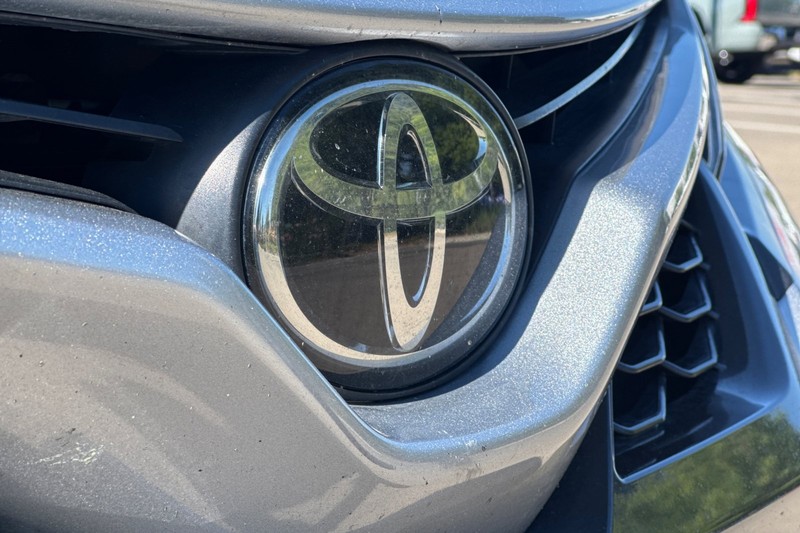 Toyota Camry Vehicle Full-screen Gallery Image 46