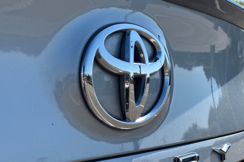 Toyota Camry Vehicle Full-screen Gallery Image 48