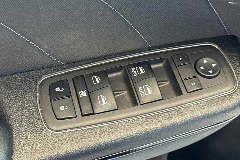 Dodge Charger Vehicle Full-screen Gallery Image 12