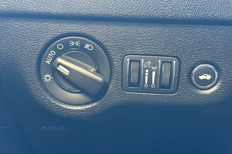 Dodge Charger Vehicle Full-screen Gallery Image 39