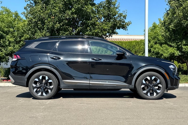 Kia Sportage Plug-In Hybrid Vehicle Full-screen Gallery Image 03