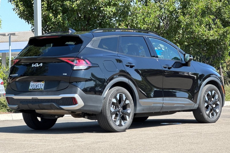 Kia Sportage Plug-In Hybrid Vehicle Full-screen Gallery Image 04