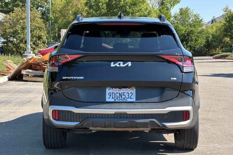 Kia Sportage Plug-In Hybrid Vehicle Full-screen Gallery Image 05