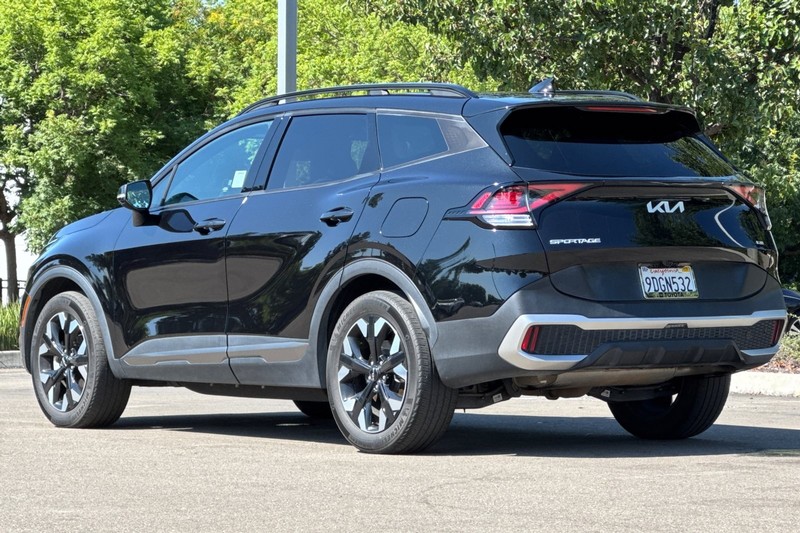 Kia Sportage Plug-In Hybrid Vehicle Full-screen Gallery Image 06