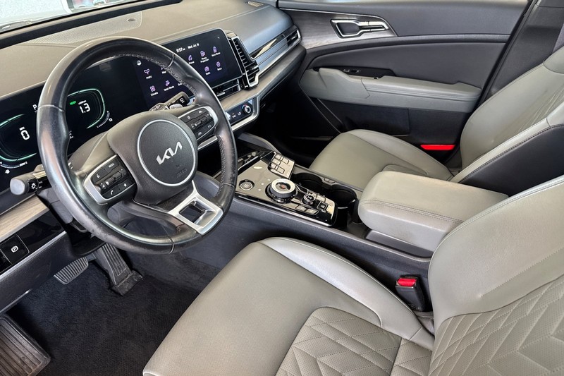 Kia Sportage Plug-In Hybrid Vehicle Full-screen Gallery Image 10
