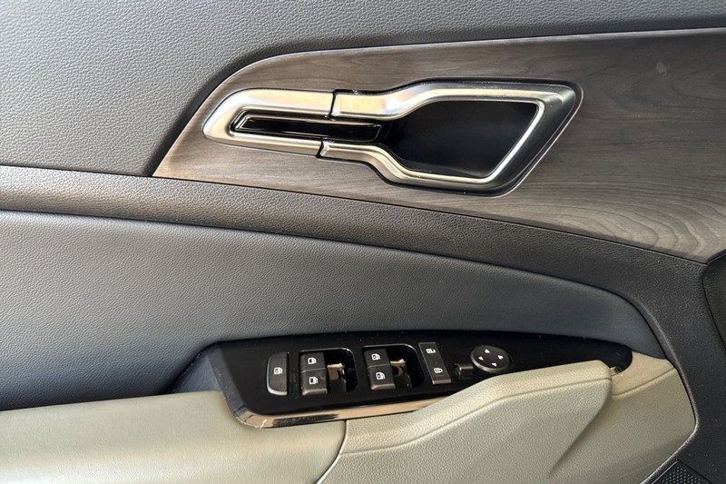 Kia Sportage Plug-In Hybrid Vehicle Full-screen Gallery Image 11