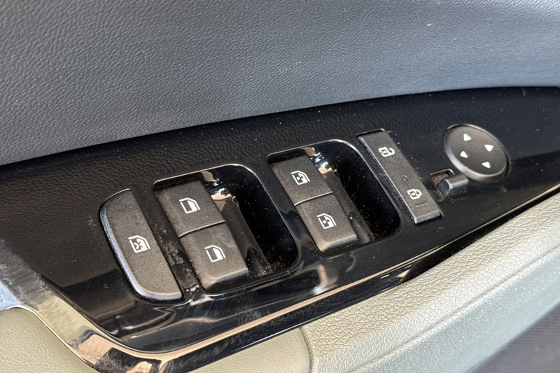 Kia Sportage Plug-In Hybrid Vehicle Full-screen Gallery Image 12