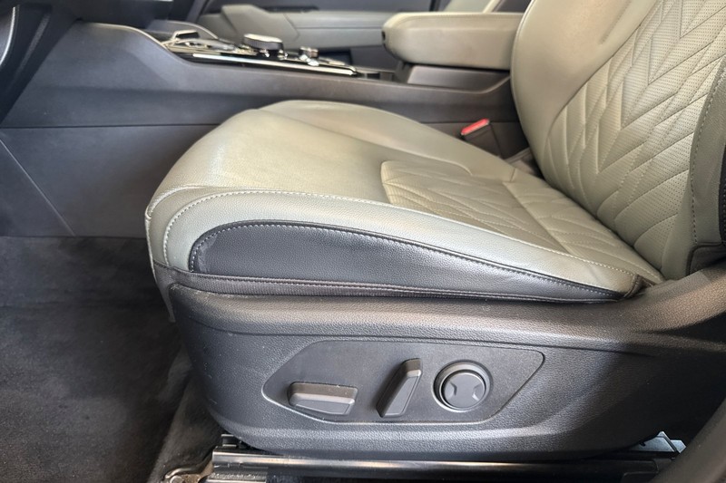 Kia Sportage Plug-In Hybrid Vehicle Full-screen Gallery Image 13