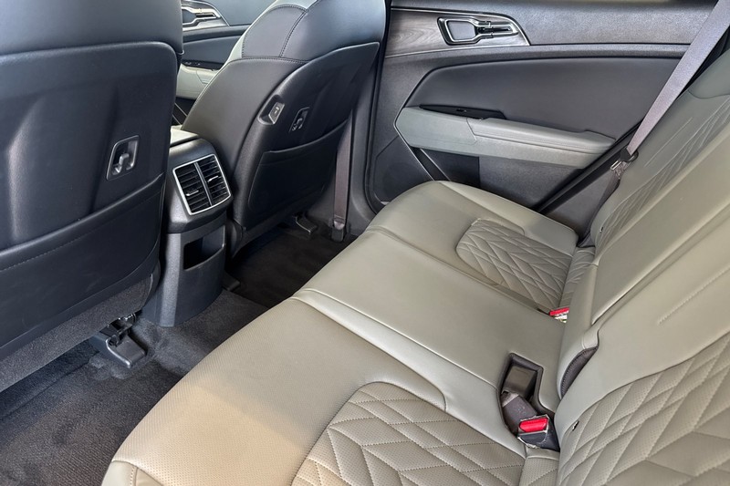Kia Sportage Plug-In Hybrid Vehicle Full-screen Gallery Image 14