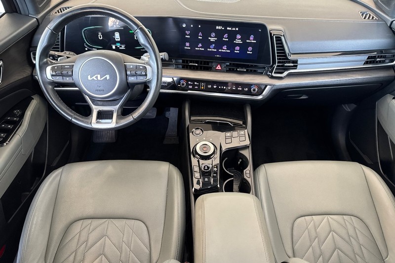 Kia Sportage Plug-In Hybrid Vehicle Full-screen Gallery Image 15