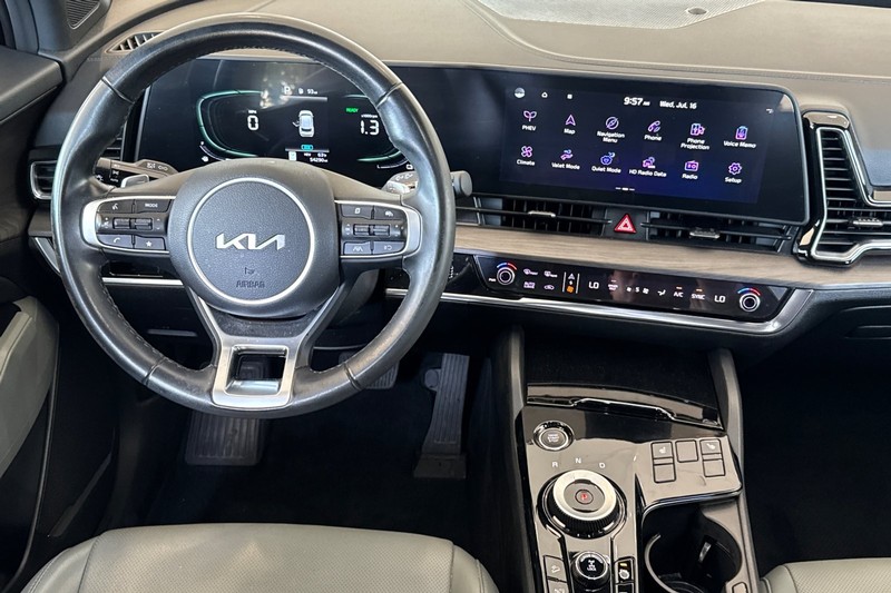 Kia Sportage Plug-In Hybrid Vehicle Full-screen Gallery Image 16