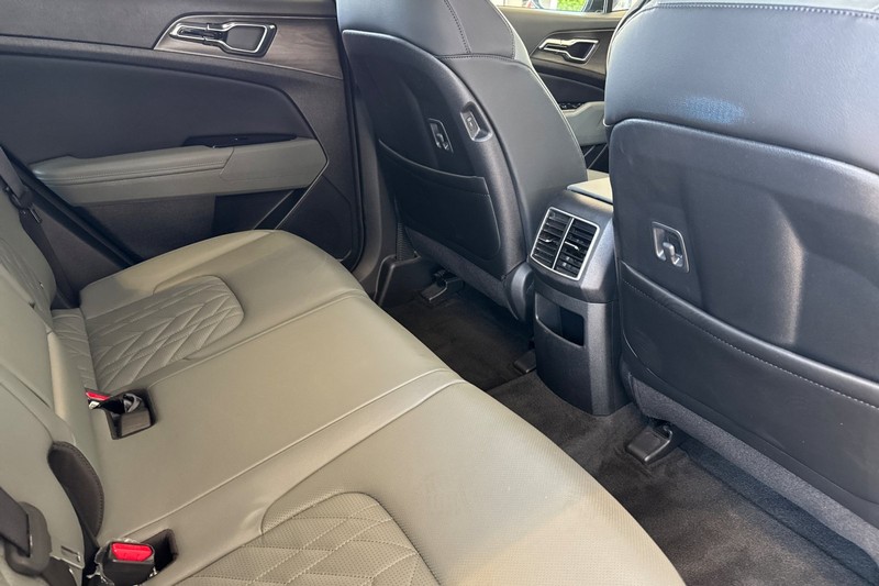 Kia Sportage Plug-In Hybrid Vehicle Full-screen Gallery Image 18