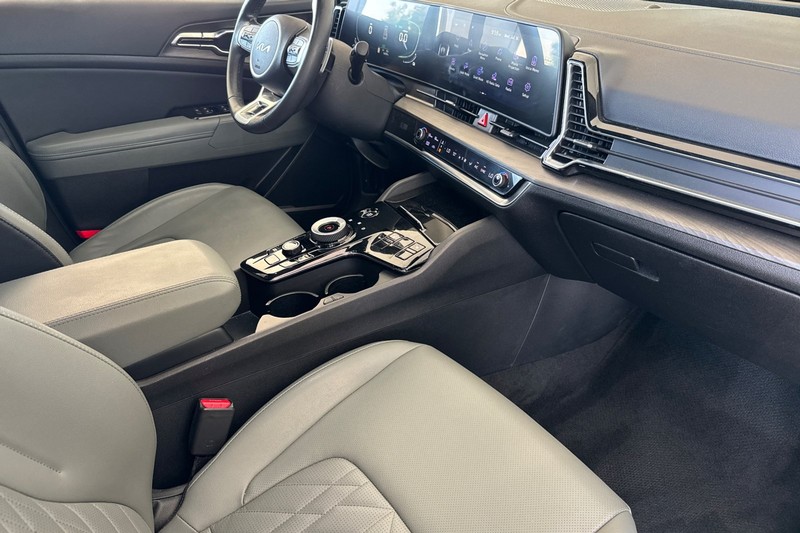 Kia Sportage Plug-In Hybrid Vehicle Full-screen Gallery Image 19