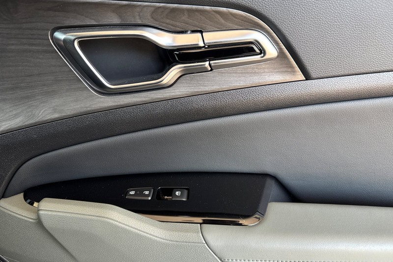 Kia Sportage Plug-In Hybrid Vehicle Full-screen Gallery Image 21