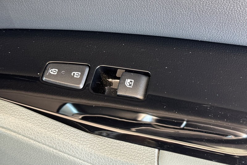 Kia Sportage Plug-In Hybrid Vehicle Full-screen Gallery Image 22