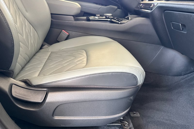 Kia Sportage Plug-In Hybrid Vehicle Full-screen Gallery Image 23