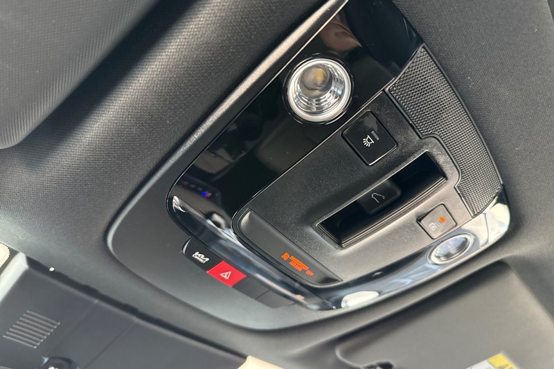 Kia Sportage Plug-In Hybrid Vehicle Full-screen Gallery Image 24