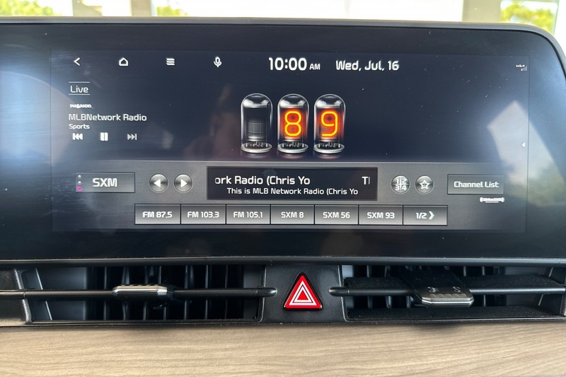 Kia Sportage Plug-In Hybrid Vehicle Full-screen Gallery Image 26