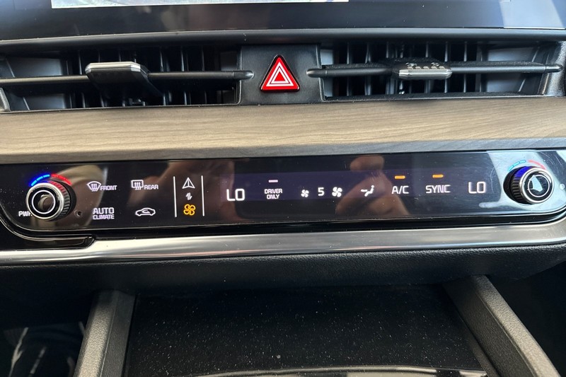 Kia Sportage Plug-In Hybrid Vehicle Full-screen Gallery Image 28