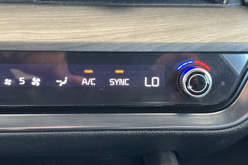 Kia Sportage Plug-In Hybrid Vehicle Full-screen Gallery Image 30
