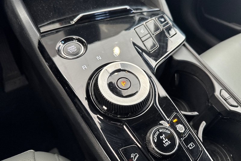 Kia Sportage Plug-In Hybrid Vehicle Full-screen Gallery Image 33