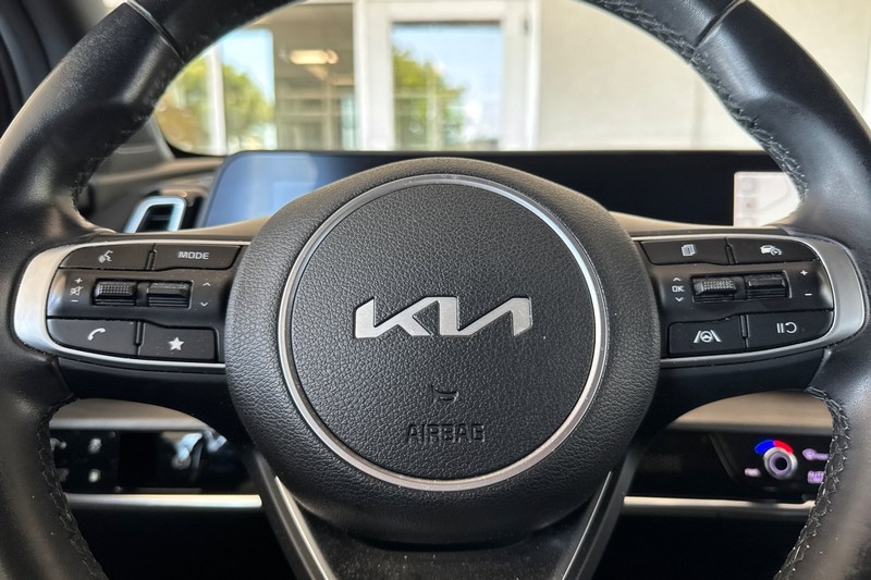 Kia Sportage Plug-In Hybrid Vehicle Full-screen Gallery Image 35