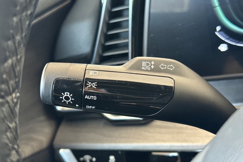 Kia Sportage Plug-In Hybrid Vehicle Full-screen Gallery Image 37