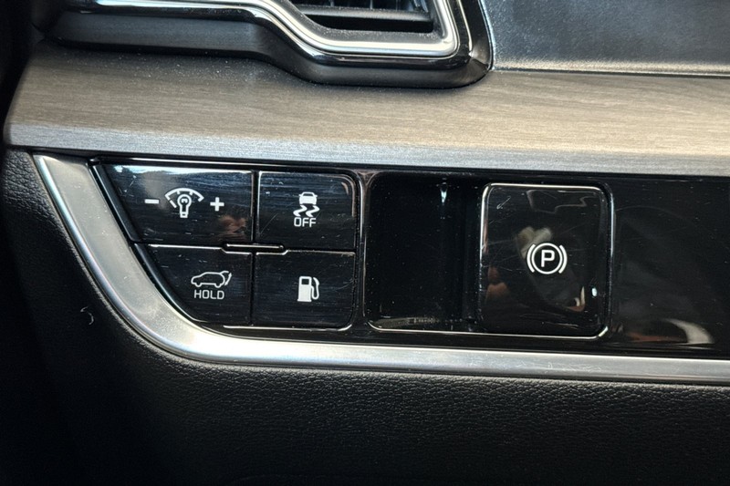 Kia Sportage Plug-In Hybrid Vehicle Full-screen Gallery Image 42
