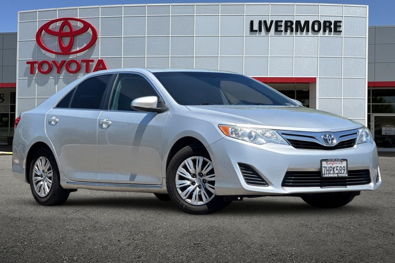Toyota Camry Vehicle Full-screen Gallery Image 02