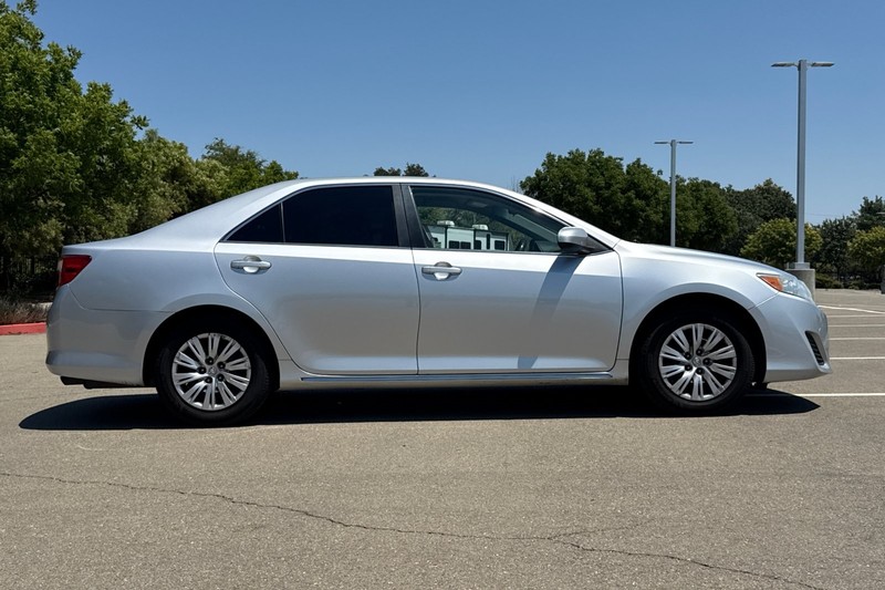 Toyota Camry Vehicle Full-screen Gallery Image 03