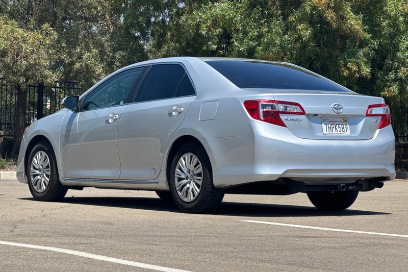 Toyota Camry Vehicle Full-screen Gallery Image 06