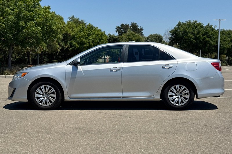 Toyota Camry Vehicle Full-screen Gallery Image 07