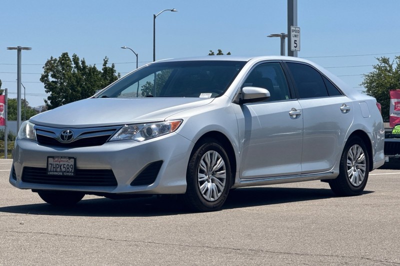 Toyota Camry Vehicle Full-screen Gallery Image 08