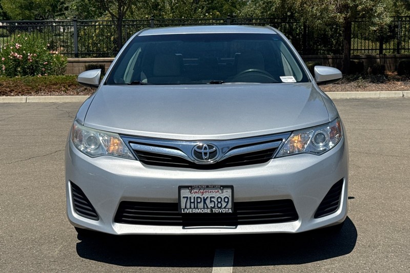Toyota Camry Vehicle Full-screen Gallery Image 09