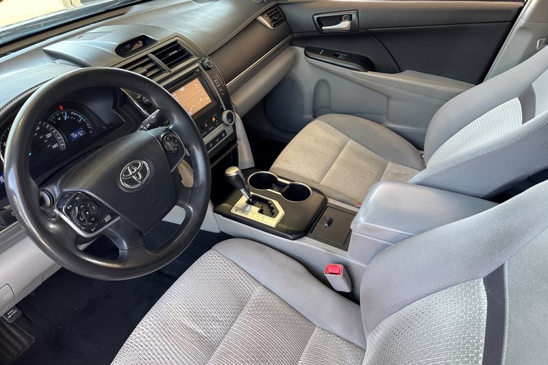 Toyota Camry Vehicle Full-screen Gallery Image 10
