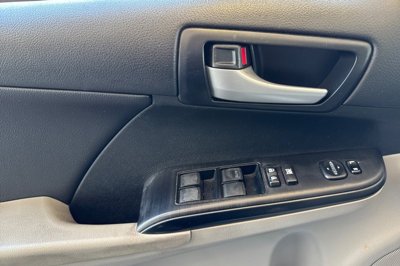 Toyota Camry Vehicle Full-screen Gallery Image 11