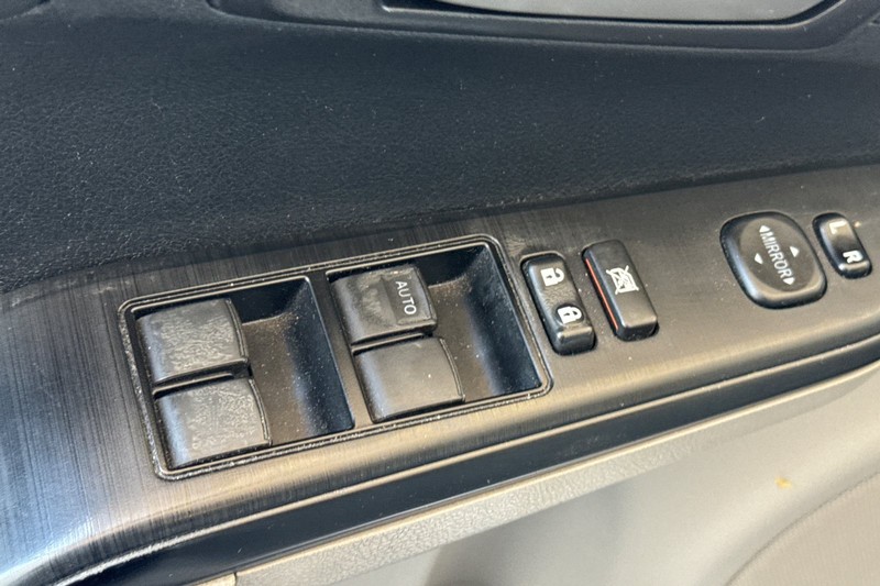 Toyota Camry Vehicle Full-screen Gallery Image 12