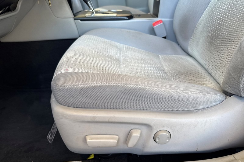 Toyota Camry Vehicle Full-screen Gallery Image 13