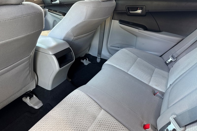 Toyota Camry Vehicle Full-screen Gallery Image 14