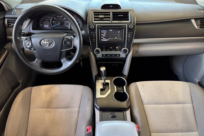 Toyota Camry Vehicle Full-screen Gallery Image 15