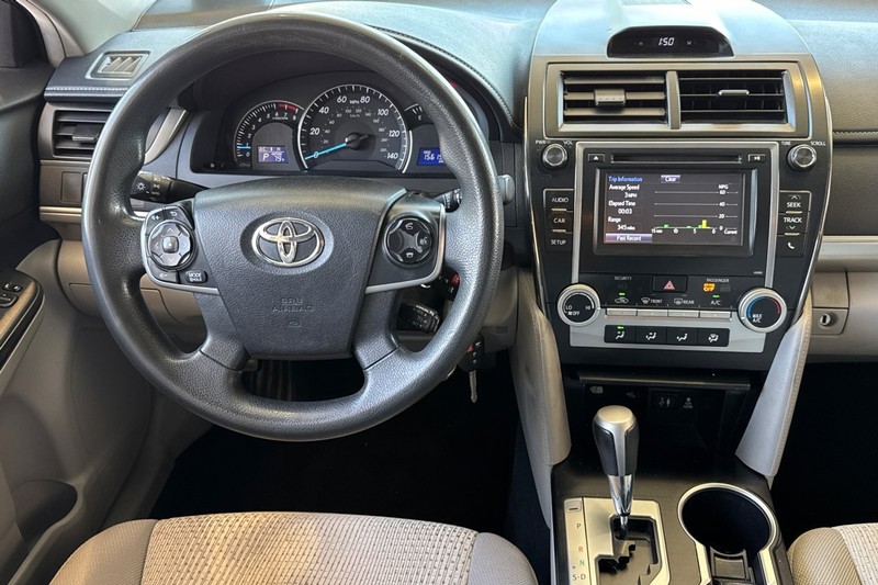 Toyota Camry Vehicle Full-screen Gallery Image 16