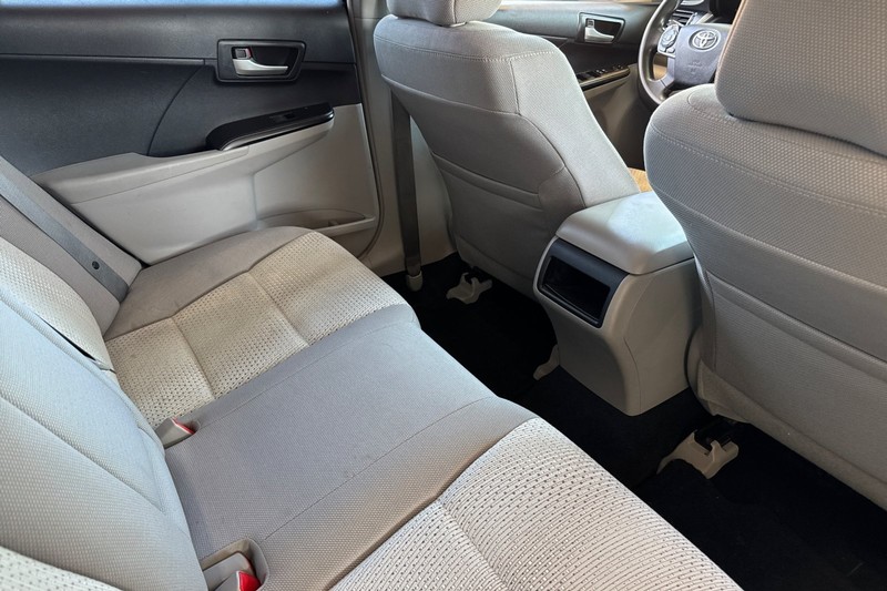 Toyota Camry Vehicle Full-screen Gallery Image 17