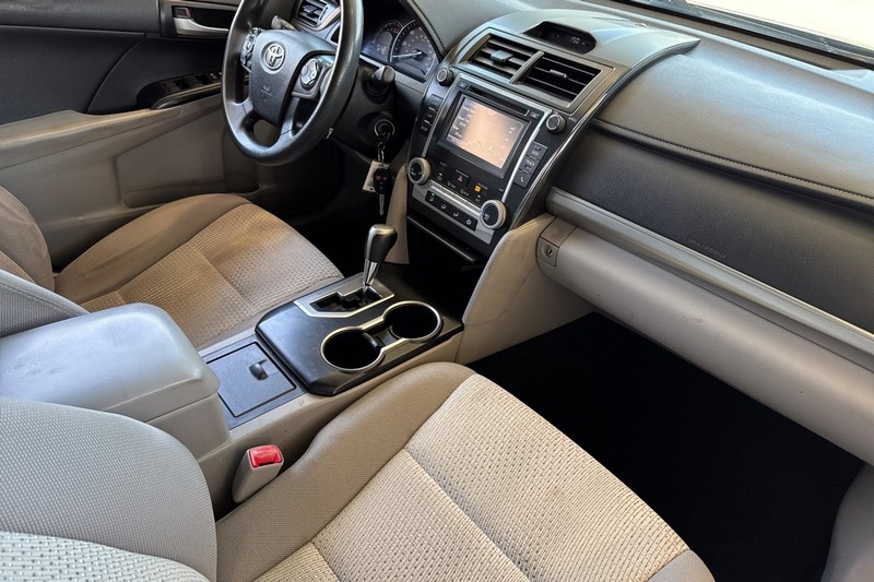 Toyota Camry Vehicle Full-screen Gallery Image 18