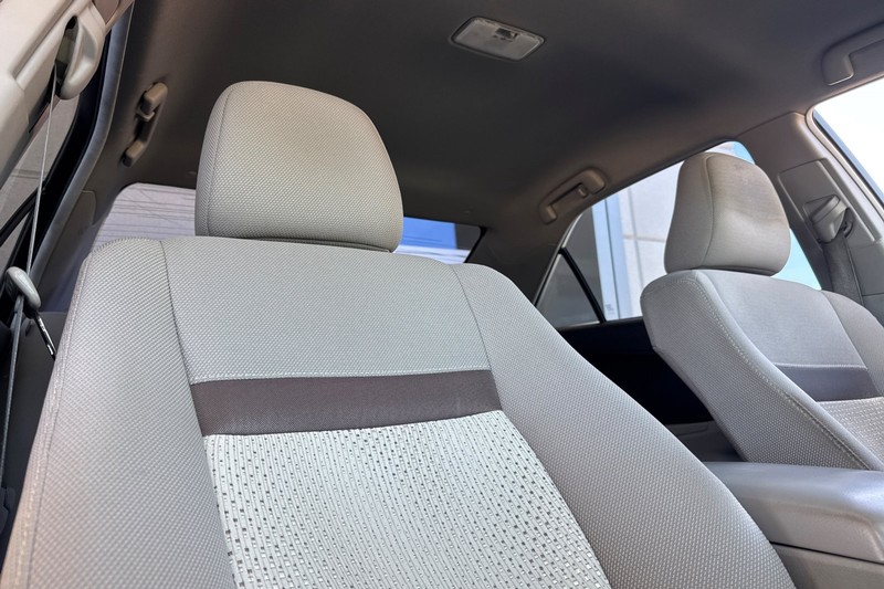 Toyota Camry Vehicle Full-screen Gallery Image 19