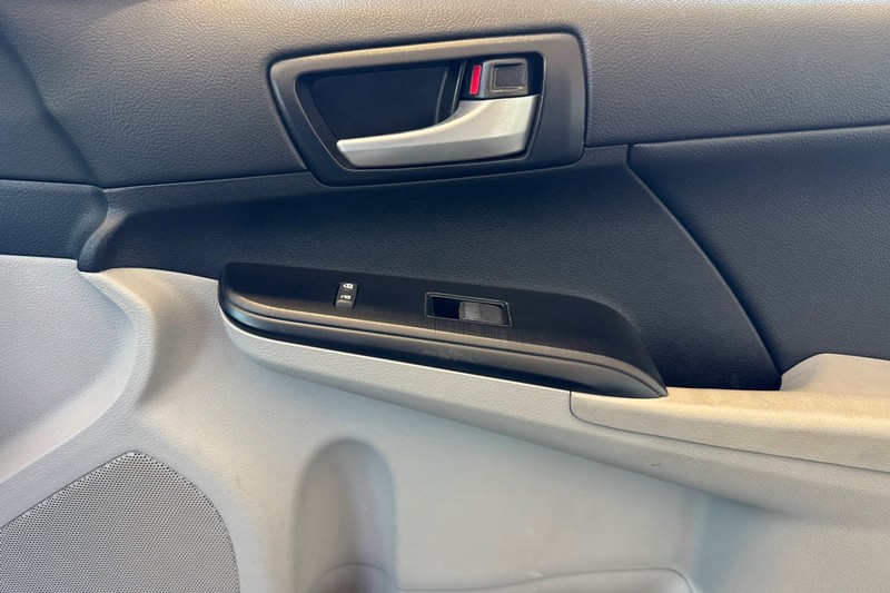 Toyota Camry Vehicle Full-screen Gallery Image 20