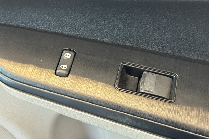 Toyota Camry Vehicle Full-screen Gallery Image 21