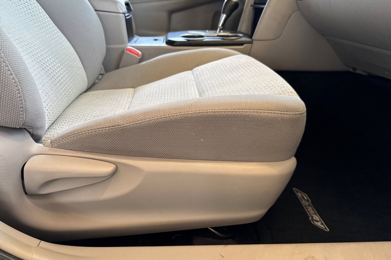 Toyota Camry Vehicle Full-screen Gallery Image 22