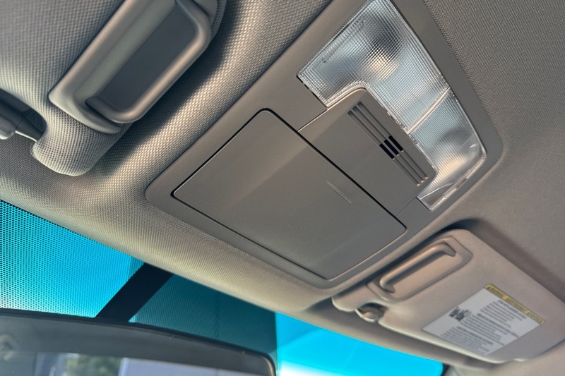 Toyota Camry Vehicle Full-screen Gallery Image 23