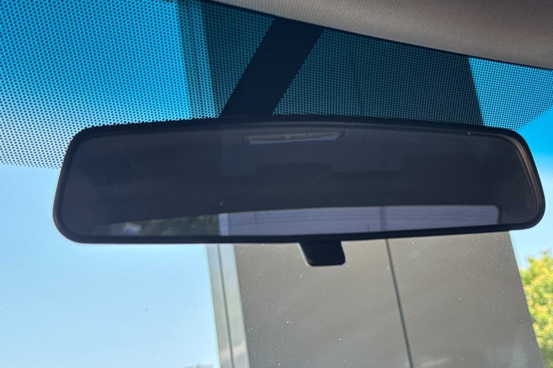Toyota Camry Vehicle Full-screen Gallery Image 24